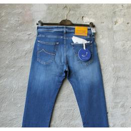 Overview second image: JACOB COHËN  J622 slim-fit stone washed jeans met leren label